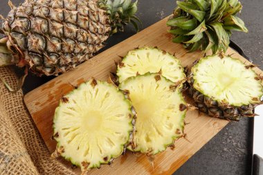 Doğrama tahtasında ananas kesikleri.