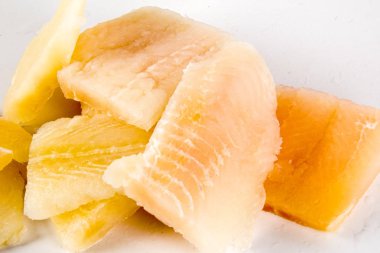 Yakın çekim, beyaz arka plan üzerinde çiğ taze balık Fileto, seçici odak