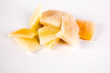 Yakın çekim, beyaz arka plan üzerinde çiğ taze balık Fileto, seçici odak