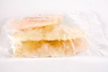 Yakın çekim, beyaz arka plan üzerinde çiğ taze balık Fileto, seçici odak