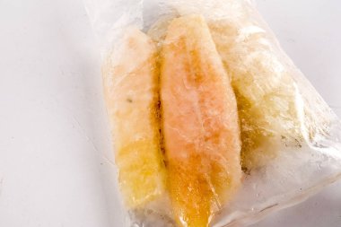 Yakın çekim, beyaz arka plan üzerinde çiğ taze balık Fileto, seçici odak