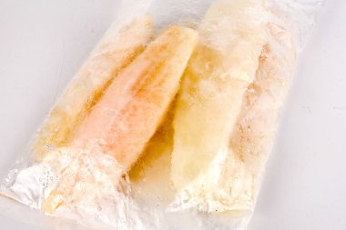 Yakın çekim, beyaz arka plan üzerinde çiğ taze balık Fileto, seçici odak