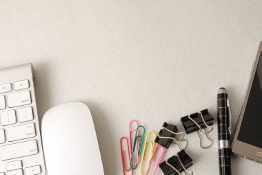 Gri bir arka plan üzerinde ofis kırtasiyelerinin en iyi görünümü.