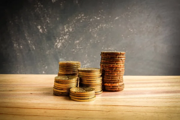 Concept Économie Avec Pile Pièces Sur Une Table Bois — Photo