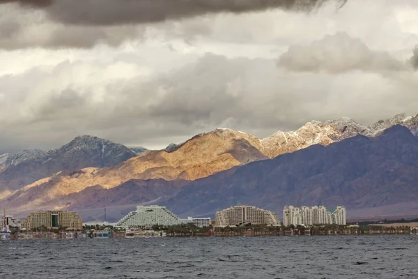 Gökyüzünün farklı renkleri batan güneşin ışığında deniz kıyısı şeritleri