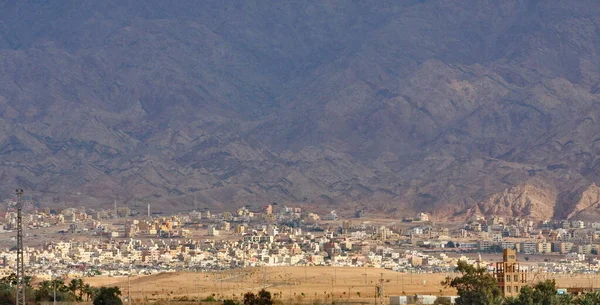 Ürdün 'ün Akabe' sinin küçük evleri yardım dağlarının arka planına karşı