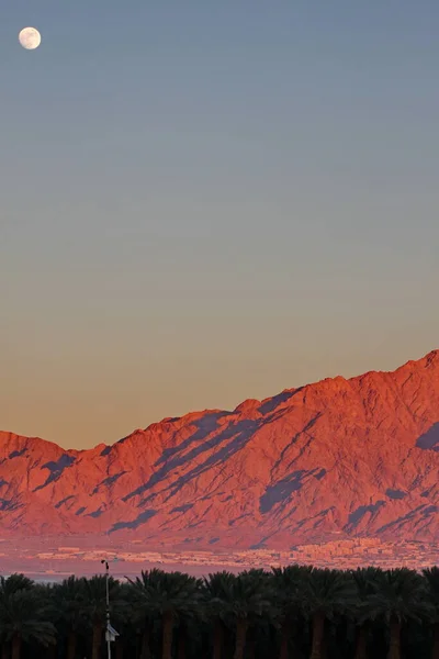 Gün batımında kırmızı ışık yardım dağları