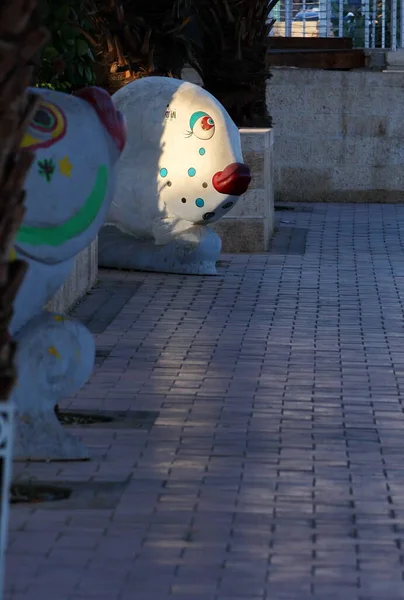 Seddin üzerinde normal ışıklandırmalı şehir dekoru