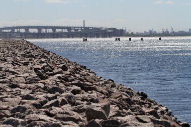 Güneşli bir havada taştan tepe ve otoban manzarası