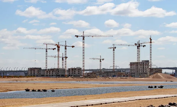 Aydınlık havada bir konut inşaatı manzarası