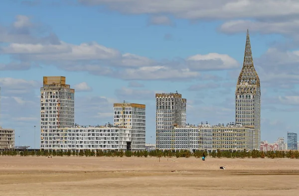 Aydınlık havada bir konut inşaatı manzarası