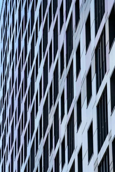 Modern bir apartmanın duvarı. Farklı ışıklandırmayla modern.