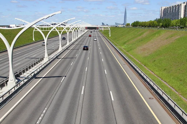 Açık mavi gökyüzünün altındaki otoban manzarası