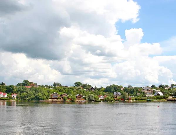 Kümülüs bulutlarıyla güzel bir manzara. Hava açık.