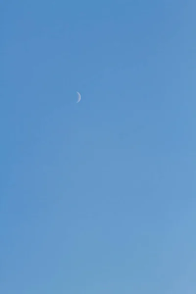Gün boyunca gökyüzünde ayın görünürlüğü