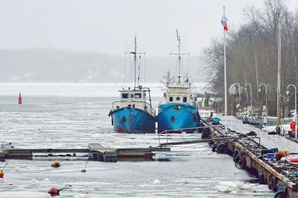 2 küçük mavi gemi kışın limana yanaştı.
