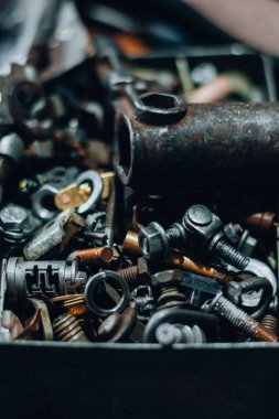 Tahtayla çalışmak için eski paslı aletler. Joiner 'in ev inşaatı