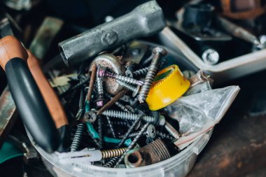 Tahtayla çalışmak için eski paslı aletler. Joiner 'in ev inşaatı