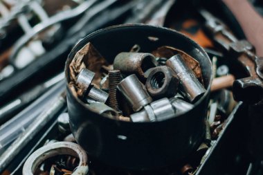 Tahtayla çalışmak için eski paslı aletler. Joiner 'in ev inşaatı