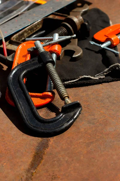 Tahtayla çalışmak için eski paslı aletler. Joiner 'in ev inşaatı