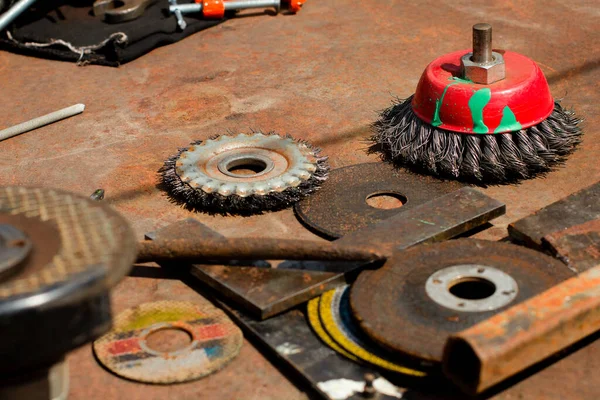 Tahtayla çalışmak için eski paslı aletler. Joiner 'in ev inşaatı