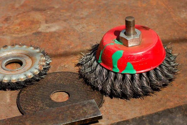 Tahtayla çalışmak için eski paslı aletler. Joiner 'in ev inşaatı