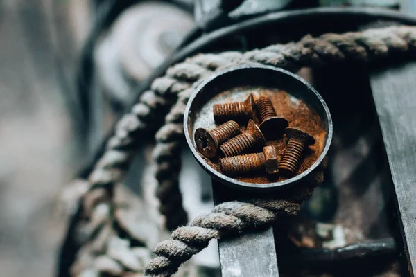 Tahtayla çalışmak için eski paslı aletler. Joiner 'in ev inşaatı