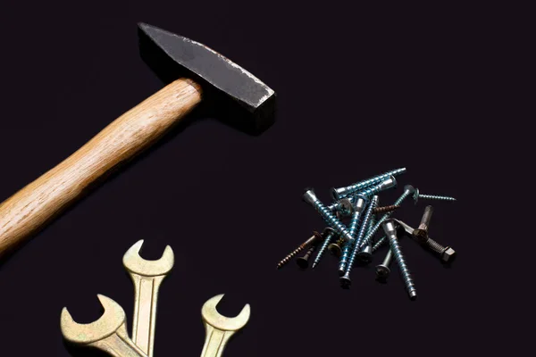 Siyah arka plandaki erkek aletleri, İngiliz anahtarı, çekiç, endüstri için.