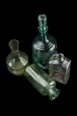 Siyah yalıtılmış arka planda boş cam eşyalar. Eski, şeffaf nesneler.