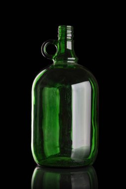 Yeşil, cam şişe. Siyah izole bir zemin üzerinde bir nesne. Alkollü içecek için bir şişe..