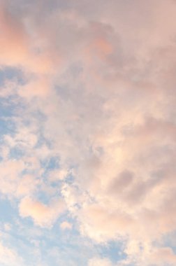 Mavi gökyüzündeki altın bulutlar. Resim gibi, renkli günbatımı. Güneş ışınları kabarık bulutlar üzerine çekilir. Atmosferik arkaplan.