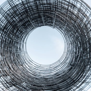 Gökyüzü körfezin metal tellerinden geçiyor. Soyut küresel şekil.