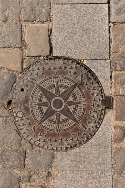 Geschlossene Kanalschächte Auf Dem Kopfsteinpflaster Gehweg Metalleinband Mit Einem Flachrelief — Stockfoto