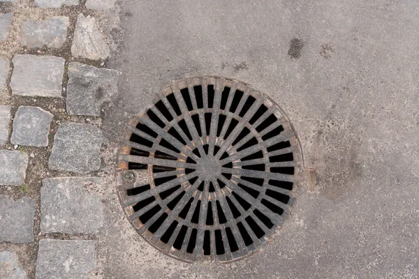 Runt Slutet Avlopp För Dränering Avloppsvatten Runt Avloppsrör Trottoaren Gatan — Stockfoto