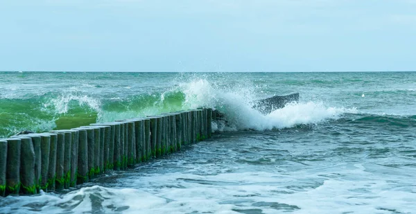 Штормовые Волны Балтийского Моря Проходят Над Песчаным Берегом Водяной Спрей — стоковое фото