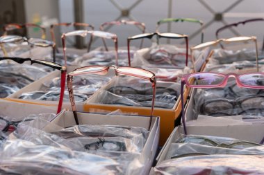 Renkli optik gözlüklerle vizyonu takas et. Görme yetisi zayıf insanlar için çok sayıda ürün. Fotalmik mallar.