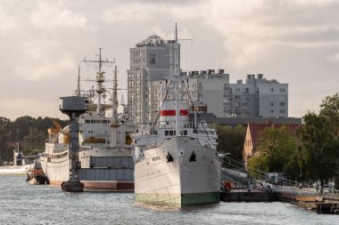Kaliningrad şehri, Pregolya nehri, Petrus seti, Vityaz araştırma gemisi 10 Eylül 2020.