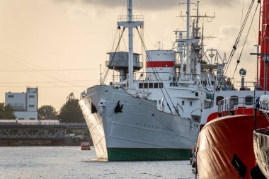 Limana deniz gezisinden gelen deniz gemileri. Rıhtıma demirlemiş bir gemi. Birkaç demirli gemi..