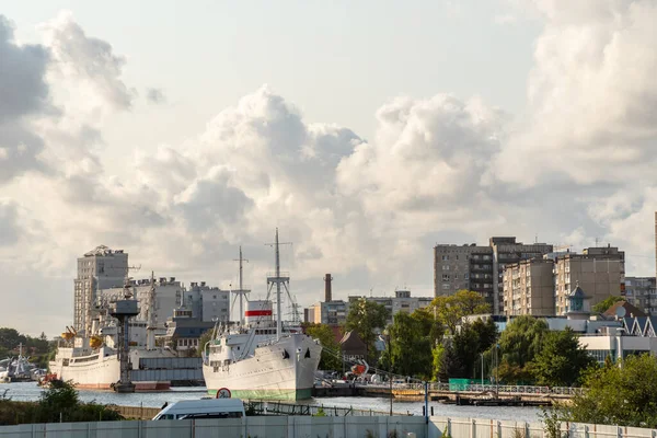 Limana deniz gezisinden gelen deniz gemileri. Rıhtıma demirlemiş bir gemi. Birkaç demirli gemi..