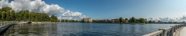 Kaliningrad, Rusya, üst gölet - 11 Eylül 2020. Baraj gölünün çevresindeki şehir manzarası açık bir günde.