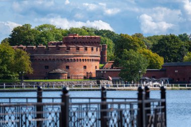 Kalininingrad, Rusya, Kalininingrad Kehribar Müzesi 11 Eylül 2020. Ortaçağ Alman binası bir su deposunun yanında duruyor..
