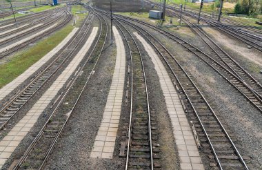 Kavşakta bir sürü tren yolu var. Demiryolu taşıma lojistiği. Sürücü ve manevra yapmak için bir yer..