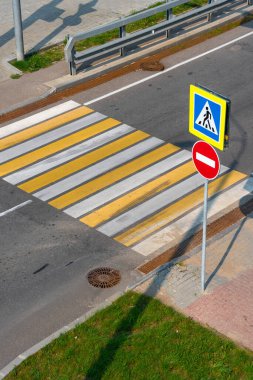 Yoldan karşıya geçen yaya Zebra ve 