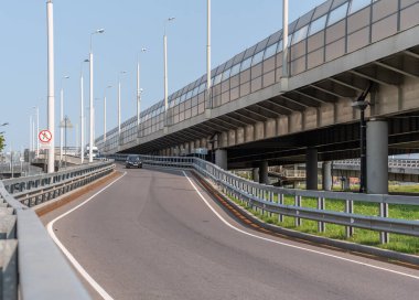 Kaliningrad, Rusya, İkinci Köprü - 12 Eylül 2020. Arabalar dikkatlerini başka yöne çekmek için köprüden atlıyor..