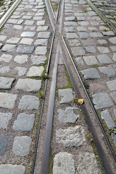 Gamla Järnskenor Den Asfalterade Trottoaren Spårvagnsspåren Skär Varandra Gamla Tyska — Stockfoto