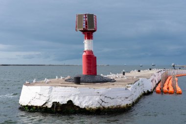 Baltiysk, Rusya, navigasyon deniz işareti - 13 Eylül 2020. Limana giren deniz gemileri için tanımlama ve uyarı sistemi.
