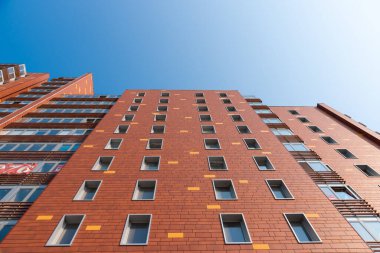 Kaliningrad, Rusya, Yeni çok katlı bina. 12 Eylül 2020. Aşağıdan bakıldığında modern mimari yapıya bakış açısı