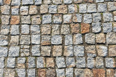Granit sert taş duvarlar. Kaba gri taş dokusu. Dekoratif duvar kare taşlar şeklinde serilmiştir..