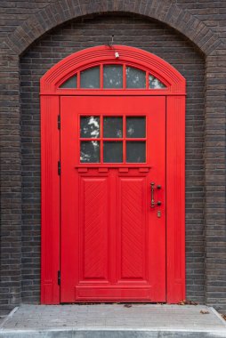 Kaliningrad, Rusya, sokak girişi - 14 Eylül 2020. Odanın ön cephesinde eski tarz bir kapı var..