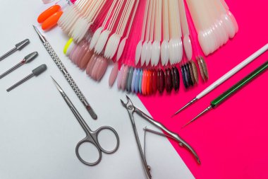 Bir dizi manikür aleti. Güzellik salonu veya kozmetik çanta için aletler. Kadın tırnaklarının bakımı ve tedavisi için aksesuarlar.